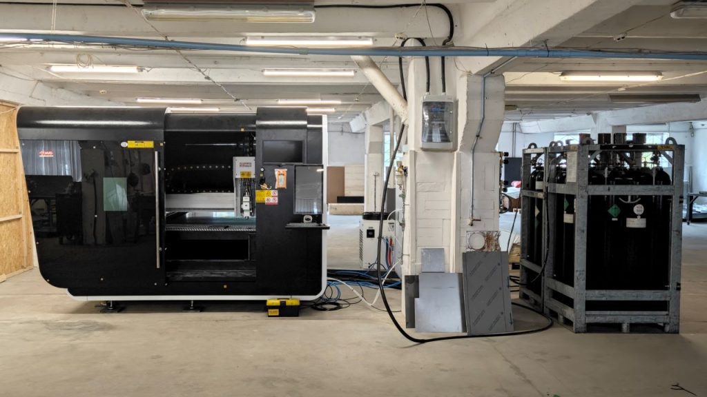 Fiber laser LF3015GA front left stretched