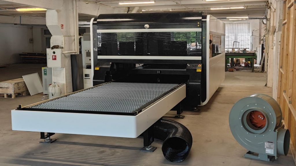 Fiber laser LF3015GA right behind