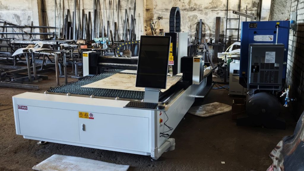 Fiber laser LF3015E front right side