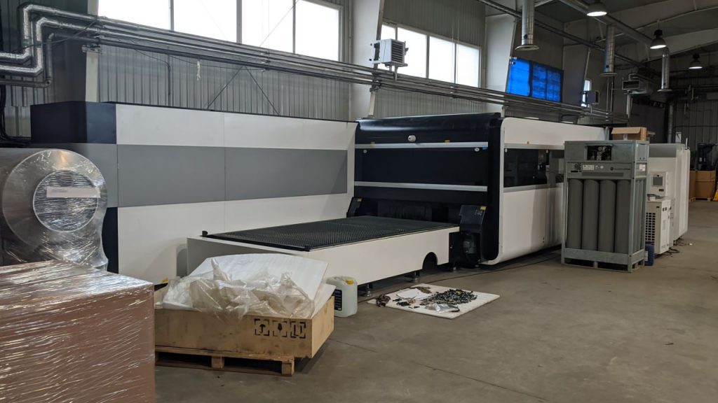 Fiber laser LF3015GAR with rotary chuck rear
